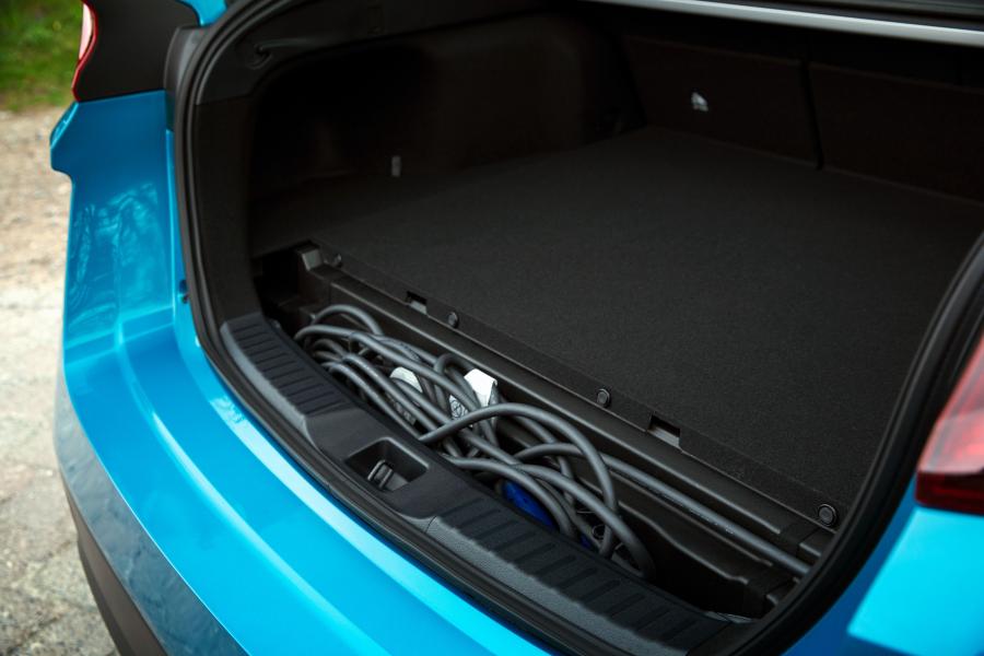 Багажник Toyota Prius Plug-in Hybrid 2017 года  (UK) (фото 7 из 28)